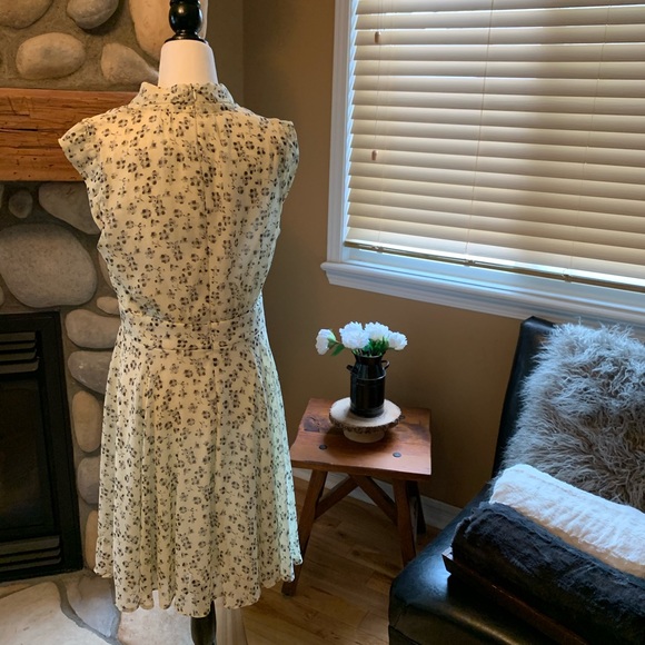 Sleeveless flower dress - Picture 8 of 12